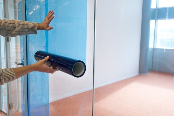 Un buon prezzo. Pellicola autoadesiva di protezione blu trasparente per finestre in vetro, 60 cm x 100 m/200 m, staccabile senza residui in linea