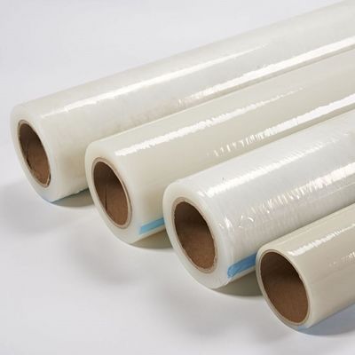 Un buon prezzo. Pellicola protettiva in PE resistente ai raggi UV e rimovibile senza residui con adesivo a base di gomma per imballaggi industriali in linea