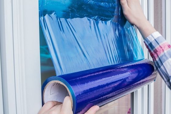Un buon prezzo. Pellicola protettiva in PE resistente ai raggi UV con adesivo a base di gomma per la protezione delle superfici senza residui in linea